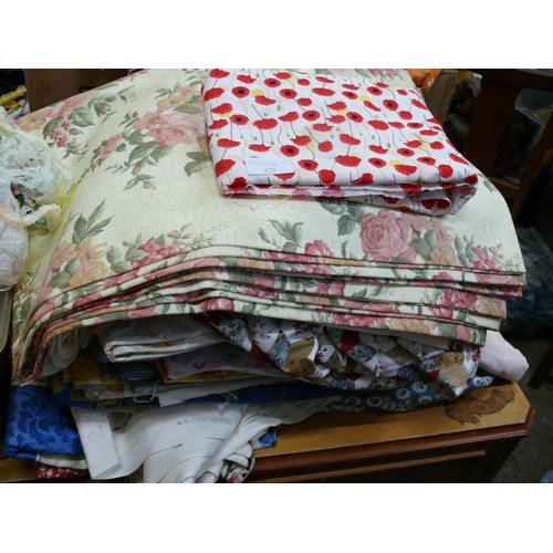 425 - LARGE PILE OF FABRIC OFFCUTS / REMNANTS -SOME QUITE LARGE PIECES - PATTERNED COTTONS