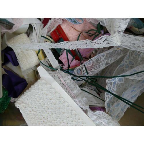 426 - BOX OF LACE, GIMP, BRAIDS - SOME ON CARDS WITH SEVERAL METRES IN LENGTH