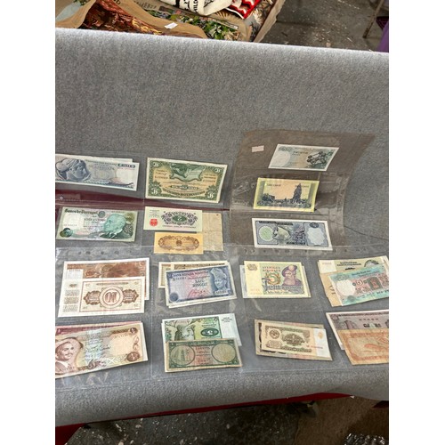 62 - A LARGE COLLECTION OF BANK NOTES SOME IN VERY GOOD CONDITION EARLY £1 BEALE 10 SHILLING FFORD NOTES ... 