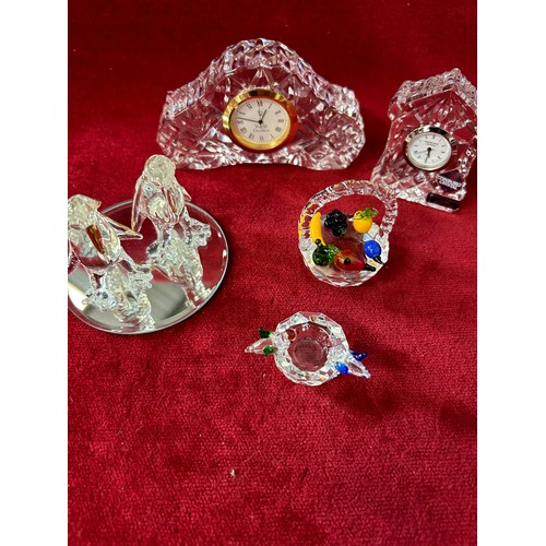 5 - A COLLECTION OF CRYSTAL GLASS PIECES A ROYAL DOULTON CLOCK, EDINBURGH CRYSTAL CLOCK PAIR PENGUINS OT... 