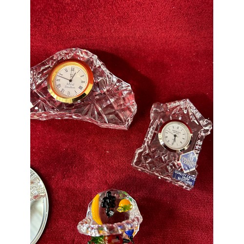 5 - A COLLECTION OF CRYSTAL GLASS PIECES A ROYAL DOULTON CLOCK, EDINBURGH CRYSTAL CLOCK PAIR PENGUINS OT... 