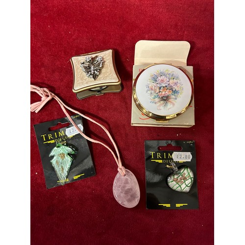 473 - STRATTON COMPACT IN ORIGINAL BOX PLUS A FUTHER COMPACT AND DECORATIVE GLASS PENDANTS