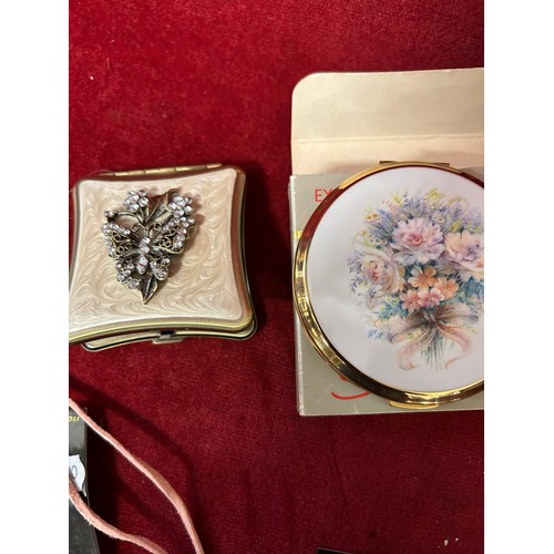 473 - STRATTON COMPACT IN ORIGINAL BOX PLUS A FUTHER COMPACT AND DECORATIVE GLASS PENDANTS