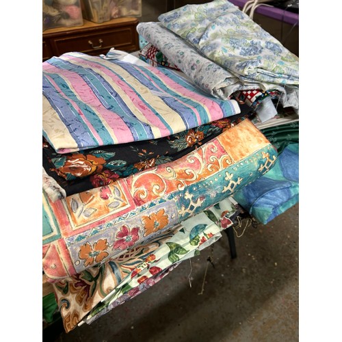 476 - 2 LARGE STACKS OF VARIOUS OFFCUTS OF FABRIC