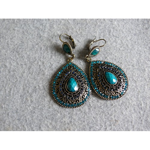 23 - 3 PAIRS OF DROP EARRINGS ETHNIC AND DRESS