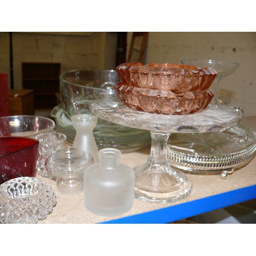 272 - LARGE SHELF OF MIXED GLASSWARE. DECORATIVE, DRINKING, VASES, TRINKETS.