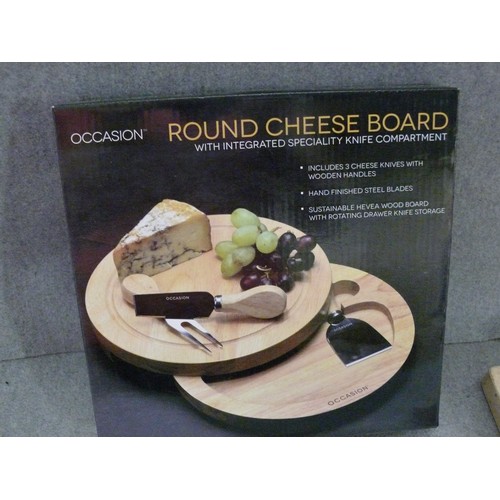 286 - OCCASION ROUND CHEESEBOARD WITH 3 KNIVES & ROTATING KNIFE STORAGE. ALSO A BREAD BOARD WITH KNIFE.