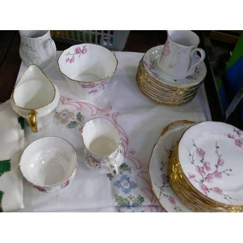 293 - A FINE VINTAGE CHINA SET TO INCLUDE CUPS, SAUCERS, PLATES ETC WITH PRETTY BLOSSOM DETAIL, MOSTLY BY ... 