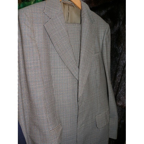 330 - 100% WOOL WORSTED GENTS CHECKED SUIT - SIZE MEDIUM- VERY GOOD QUALITY AND CONDITION TOGETHER WITH 2 ... 