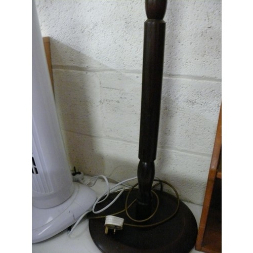 339 - A DARK TURNED WOOD STANDARD LAMP