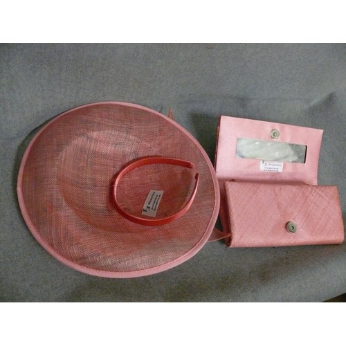 360 - A SALMON PINK STRAW & FEATHER LADIES HAT WITH MATCHING CLUTCH BAG IN A BLACK & WHITE STRIPED BOX - S... 