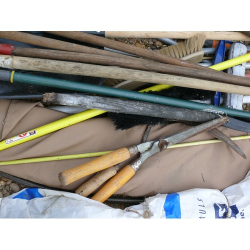 419 - LARGE QUANTITY OF GARDEN TOOLS ETC