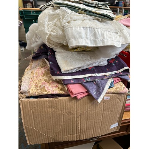 431 - LARGE BOX OF FABRIC REMNANTS - LACE, COTTONS,  PLAIN AND PATTERNED