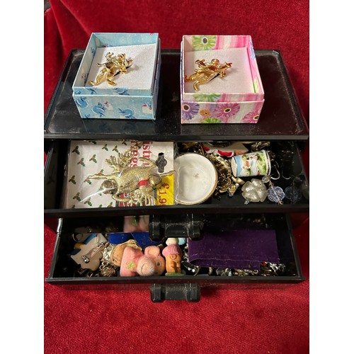 471 - SMALL BLACK 2 DRAWER JEWELLERY BOX WITH CONTENTS OF COSTUME JEWELLERY