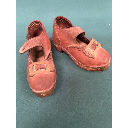 401 - Early 20th Century leather and wooden clogs for a small child - 14cm length