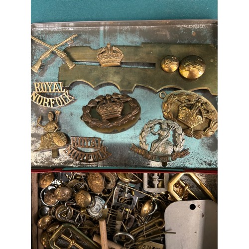 120 - Tin of mostly military cap badges and buttons - WW1 & later to include Royal Norfolk, The Norfolk Re... 