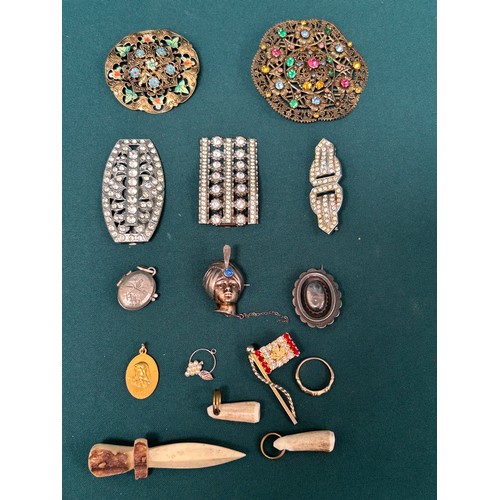 53 - Selection of vintage costume jewellery to include an Indian Prince brooch, Art Deco diamante dress c... 