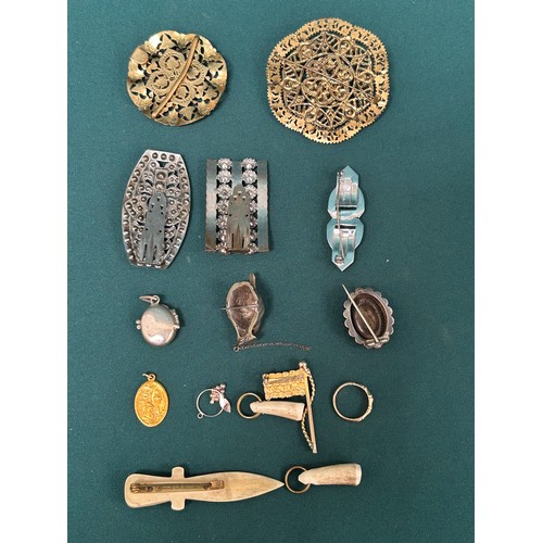 53 - Selection of vintage costume jewellery to include an Indian Prince brooch, Art Deco diamante dress c... 