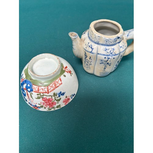 249 - 18th Century Lowestoft Redgrave pattern teabowl with cracks & chip to rim and a Chinese blue & white... 