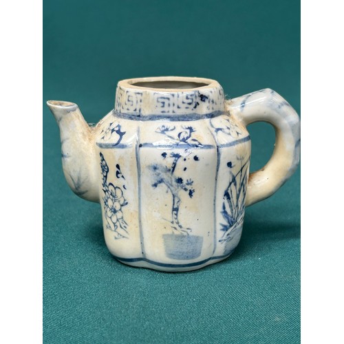 249 - 18th Century Lowestoft Redgrave pattern teabowl with cracks & chip to rim and a Chinese blue & white... 