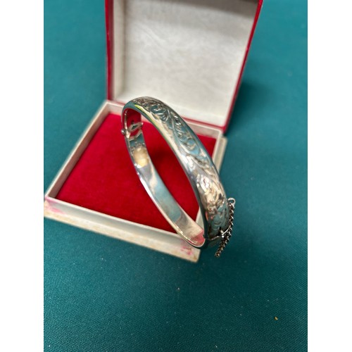 43 - Sterling silver bangle with safety chain, Chester 1961, Charles Horner