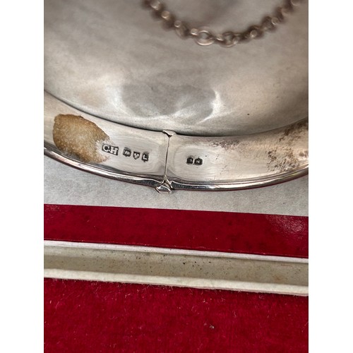 43 - Sterling silver bangle with safety chain, Chester 1961, Charles Horner