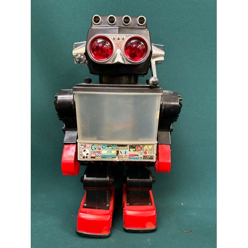 340 - 1970's large plastic robot toy with battery compartment for AA batteries (corrosion to connectors) -... 