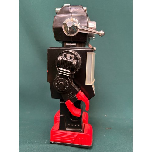 340 - 1970's large plastic robot toy with battery compartment for AA batteries (corrosion to connectors) -... 