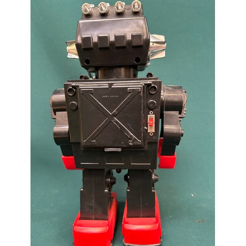 340 - 1970's large plastic robot toy with battery compartment for AA batteries (corrosion to connectors) -... 