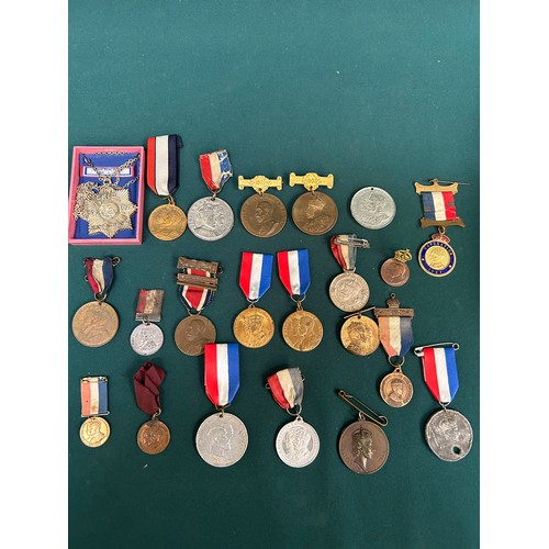 125 - Collection of 21 Royal Commemorative medals and medallions - Edward VII to Elizabeth II to include a... 