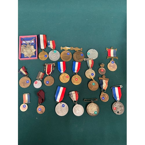 125 - Collection of 21 Royal Commemorative medals and medallions - Edward VII to Elizabeth II to include a... 