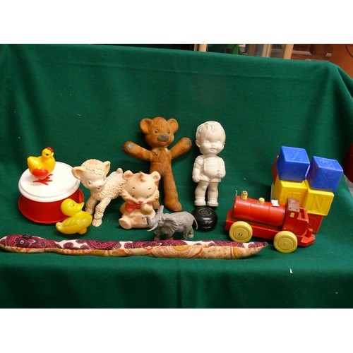 77 - COLLECTION OF VINTAGE TOYS TO INCLUDE WOODEN TRAIN, YOYO, BUILDING BLOCKS ETC