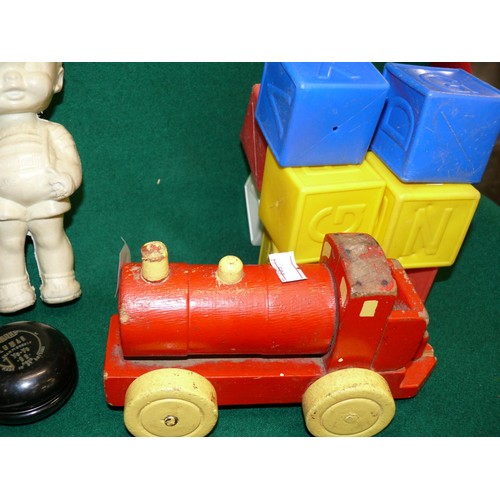 77 - COLLECTION OF VINTAGE TOYS TO INCLUDE WOODEN TRAIN, YOYO, BUILDING BLOCKS ETC