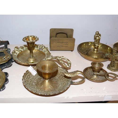 84 - COLLECTION OF BRASS ITEMS TO INCLUDE  HORSE BRASSES ON LEATHERS, CANDLESTICKS, SHELL CASES ETC