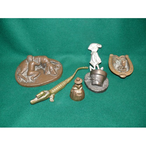 86 - COLLECTION OF DECORATIVE METALWARE AND OTHER ORNAMENTS TO INCLUDE BRASS LADY BELL, BRASS CROCODILE, ... 