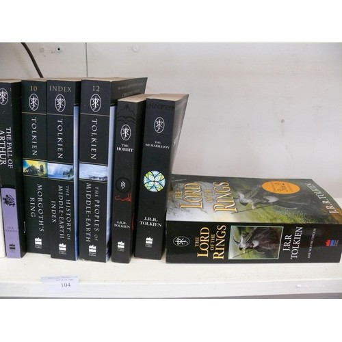 104 - COLLECTION OF J.R.R. TOLKIEN PAPERBACK BOOKS TO INCLUDE LORD OF THE RINGDS, THE HOBBIT, MIDDLE EARTH... 