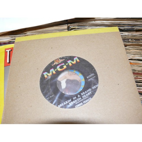 114 - LARGE BOX OF 45RPM SINGLE RECORDS TO INCLUDE BLONDIE, ABBA, BEEGEES, WINGS ETC