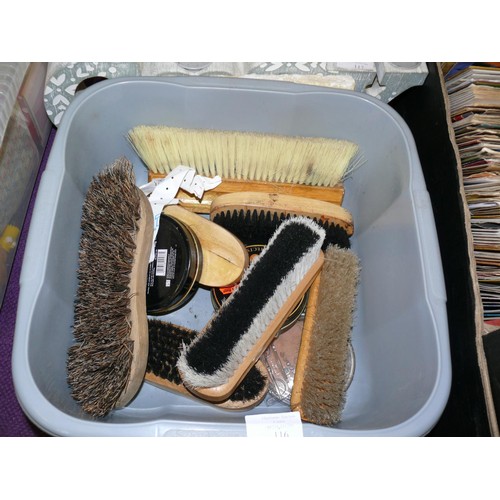 116 - TUB OF SHOE POLISH AND BRUSHES TO INCLUDE A BRASS BACKED BRUSH