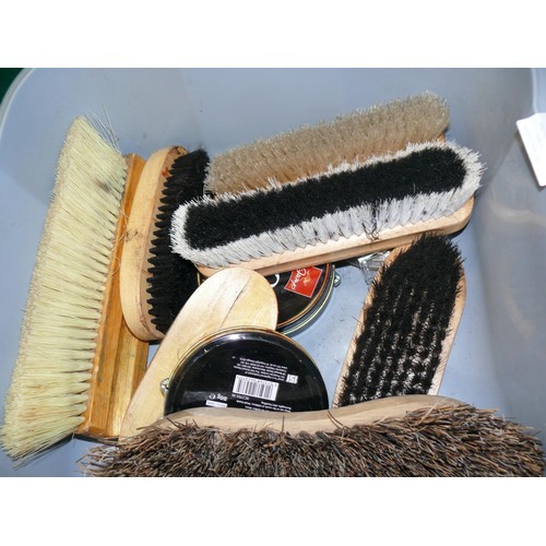 116 - TUB OF SHOE POLISH AND BRUSHES TO INCLUDE A BRASS BACKED BRUSH