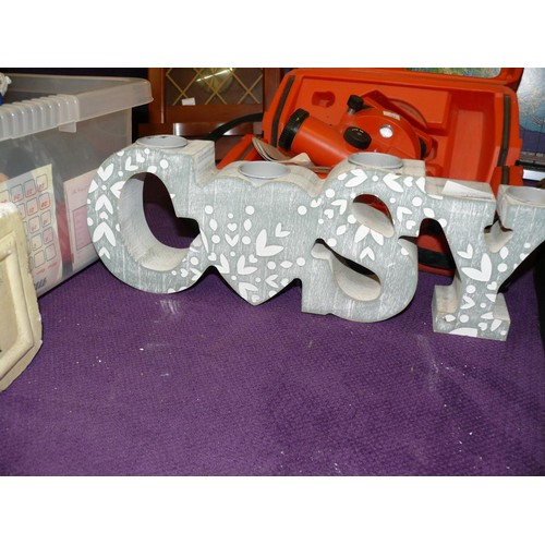 117 - LARGE DECORATIVE 'COSY' TEALIGHT HOLDER AND DREAM SWEET DREAM PLAQUE