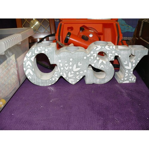 117 - LARGE DECORATIVE 'COSY' TEALIGHT HOLDER AND DREAM SWEET DREAM PLAQUE