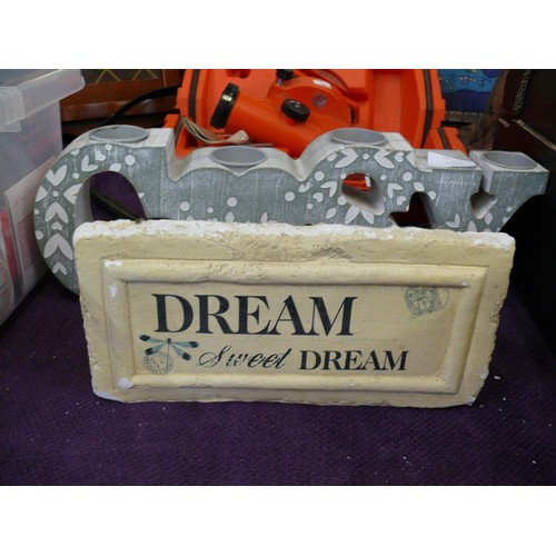 117 - LARGE DECORATIVE 'COSY' TEALIGHT HOLDER AND DREAM SWEET DREAM PLAQUE