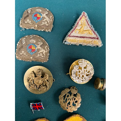 138 - WW1 and later cap badges, buttons, lapel badges to include The Essex Regt Cap Badge, Essex Yeomanry ... 