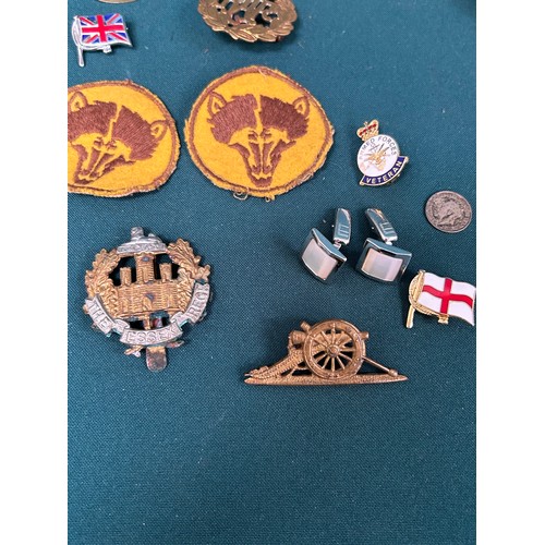 138 - WW1 and later cap badges, buttons, lapel badges to include The Essex Regt Cap Badge, Essex Yeomanry ... 