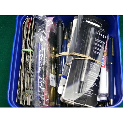 78 - TUB OF VARIOUS GOOD QUALITY PENS TO INCLUDE PARKER AND PAPERMATE REFILLS