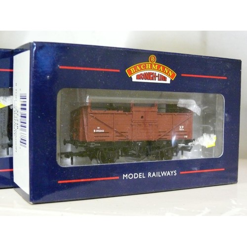 89 - 4 BACHMANN OO GAUGE 8 TON CATTLE WAGONS AND 4 BACHMANN 12 TON BR INSULATED VANS ALL WITH ORIGINAL BO... 