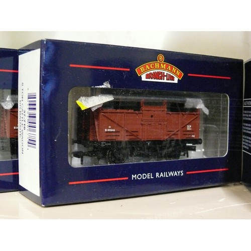 89 - 4 BACHMANN OO GAUGE 8 TON CATTLE WAGONS AND 4 BACHMANN 12 TON BR INSULATED VANS ALL WITH ORIGINAL BO... 