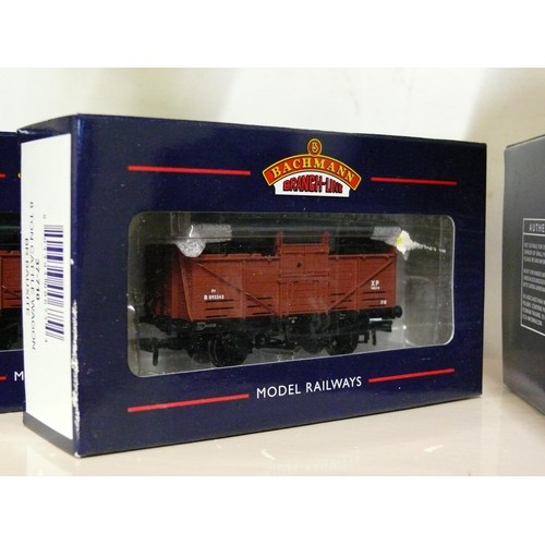 89 - 4 BACHMANN OO GAUGE 8 TON CATTLE WAGONS AND 4 BACHMANN 12 TON BR INSULATED VANS ALL WITH ORIGINAL BO... 