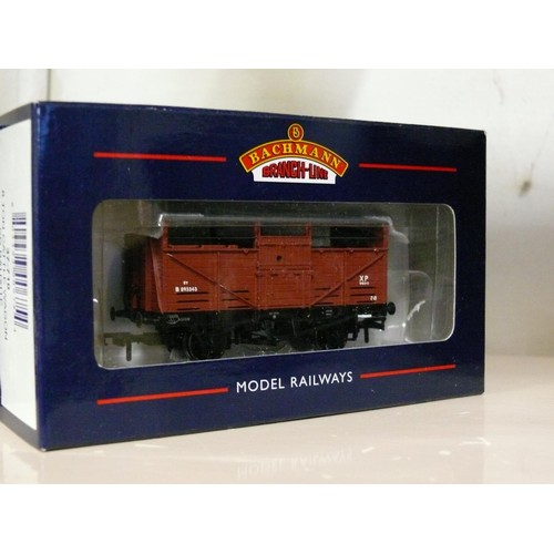 89 - 4 BACHMANN OO GAUGE 8 TON CATTLE WAGONS AND 4 BACHMANN 12 TON BR INSULATED VANS ALL WITH ORIGINAL BO... 