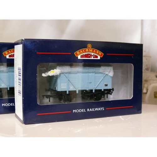 89 - 4 BACHMANN OO GAUGE 8 TON CATTLE WAGONS AND 4 BACHMANN 12 TON BR INSULATED VANS ALL WITH ORIGINAL BO... 